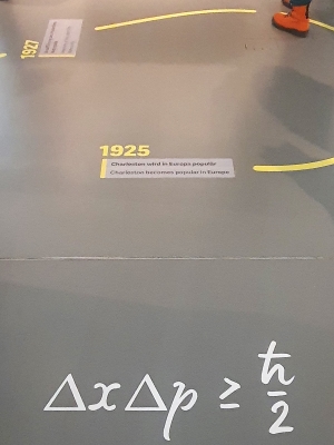 Formel und Zeitstrahl auf dem Boden