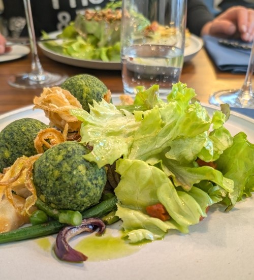 Spinat-Polenta-Knödel und Salat