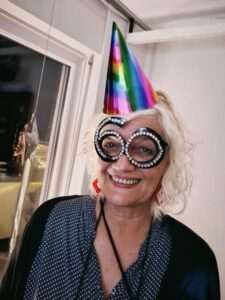 Ute mit Partyhütchen und einer Brille in Form einer 60